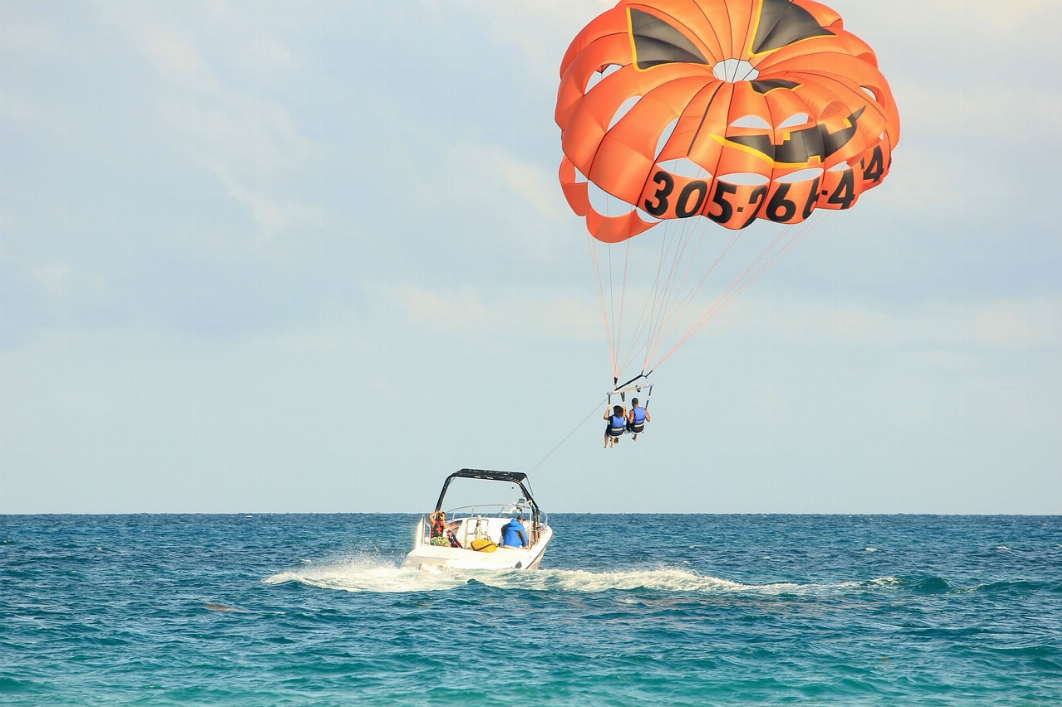 Zoom sur le parachute ascensionnel a Dubai